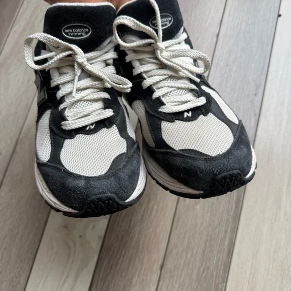 New Balance 2002R Black and White Shoes with Green Details - Picture 5 of 9